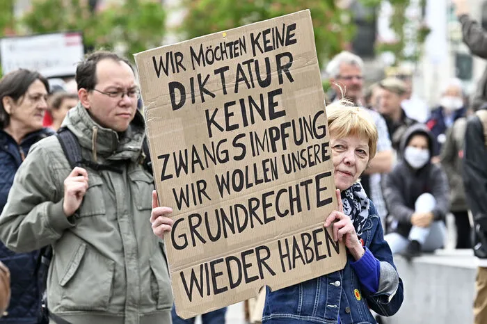 Ohne besondere Vorkommnisse ist die zweite nennenswerte politische Kundgebung gegen die Covid-19-Politik der Regierung in Wien abgelaufen.