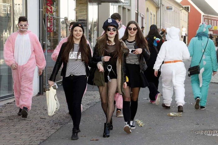 ...sowie zahlreiche maskierte Fußgruppen in unterschiedlichsten Formationen...