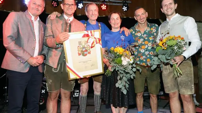 Seitens der Kärntner Landesregierung erhielten Sie das Kärntner Landeswappen überreicht.
Am Foto von links: Günter Leikam, Martin Gruber, Volte, sen, Victoria & Valentin Stubinger und Maximilian Kogler.