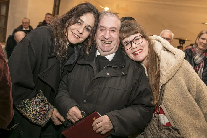 Hausherr Monsignore Johann Dersula mit Amina Handke und Sophie Semin, der Ehefrau des Dichters