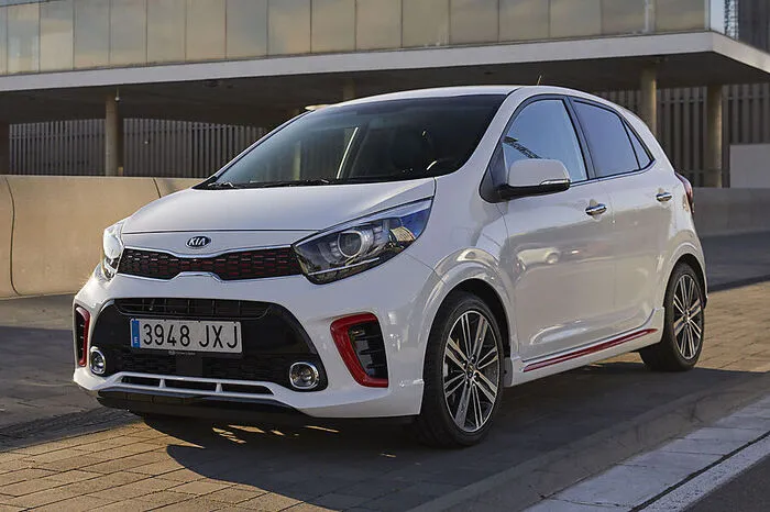 Der neue Picanto soll sowohl beim Platzangebot in der Kabine als auch beim Gepäckraumvolumen viele andere Modelle seines Segments übertreffen, verspricht Kia. Dabei ist der Stadtflitzer aber kompakt geblieben: Mit einem kürzeren Frontüberhang und einem etwas längeren Hecküberhang hat er exakt die gleiche Länge wie der Vorgänger (3595 mm).