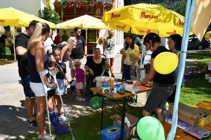 Den ganzen Tag über gab es für die Kinder zahlreiche Aktivitäten wie Haflingerreiten, Bogenschießen, Kutschenfahrten, Basteln mit Holz, Malen und Geschicklichkeitsspiele. 