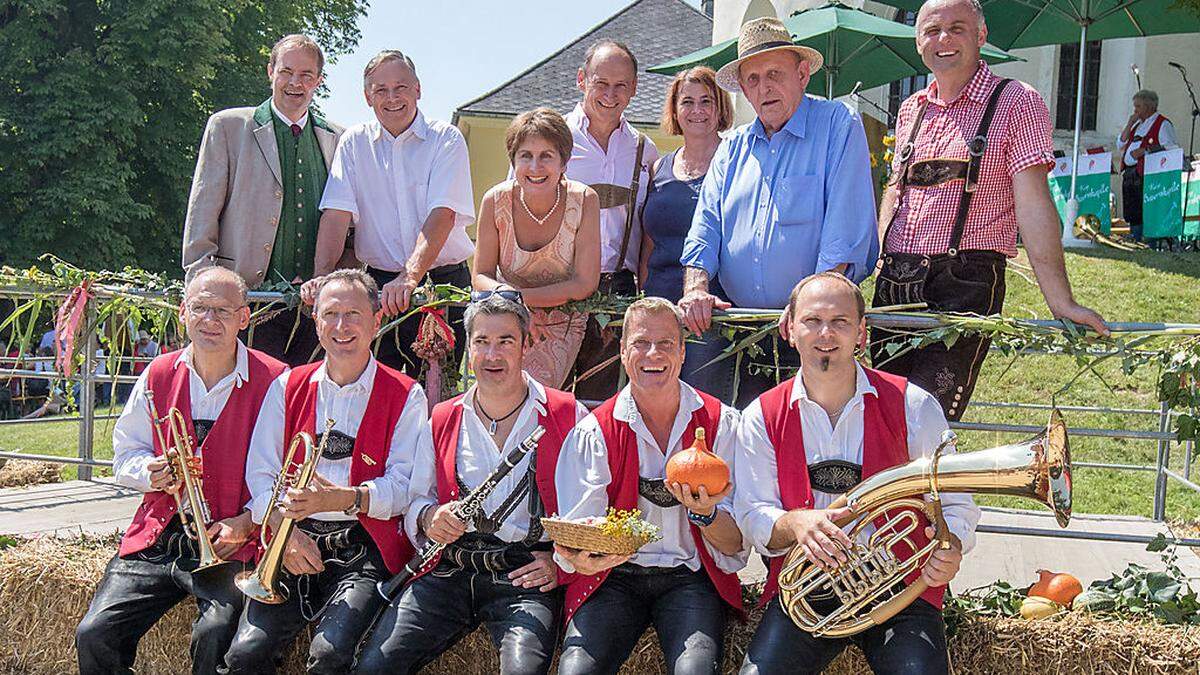 Feinspitze: Johann Mößler, Josef Fradler, Antonia Gössinger, Rudi Krall, Karin Wigoschnig, Franz Schmid, Bernhard Dolzer mit der Kelag-Kapelle