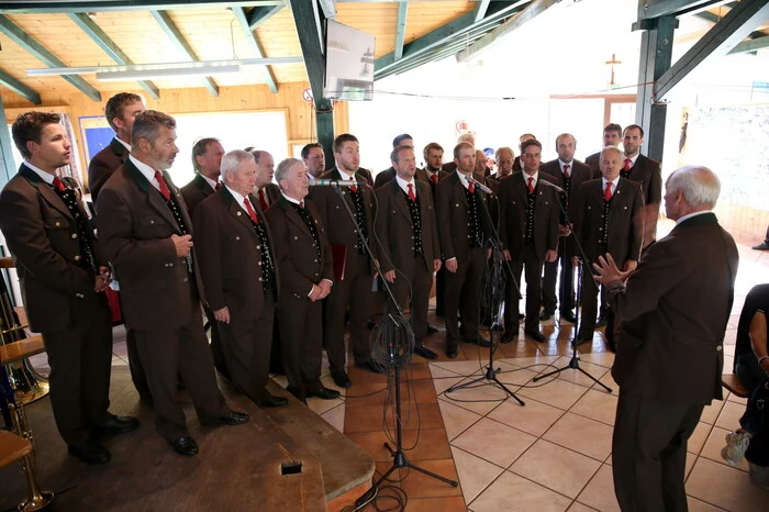 Unter dem Motto „Musikalisches Rendezvous“ gaben der Männergesangsverein „Geselligkeit“ Meiselding (Leitung: Herbert Eberhart), ... 