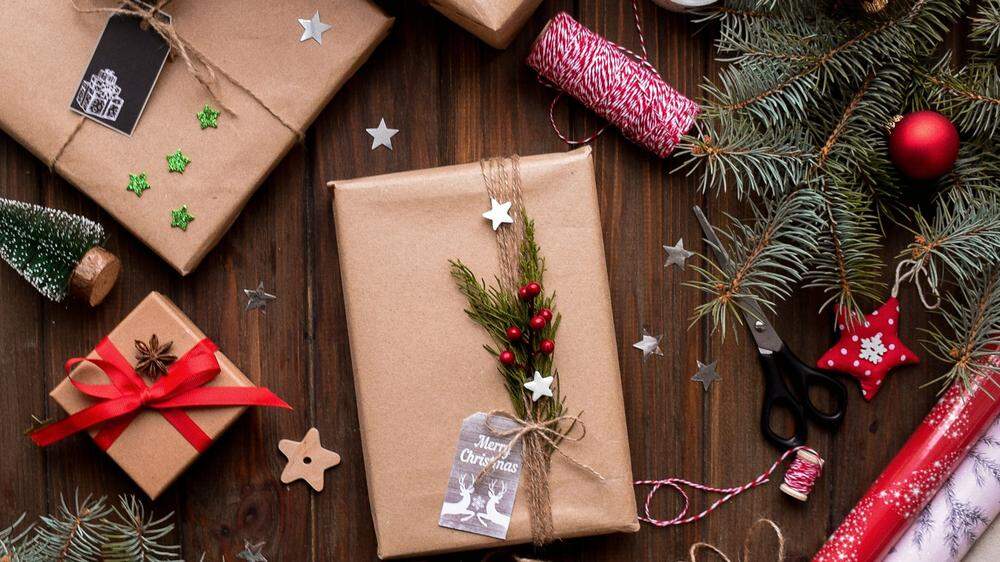 Gerade zu Weihnachten quillen Mülltonnen mit Plastik und Geschenkpapier über