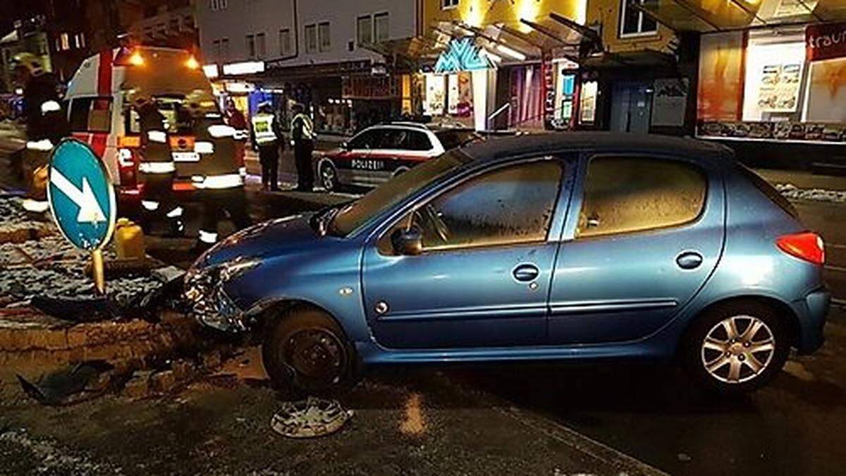 Das Fahrzeug fuhr am Europaplatz in eine Verkehrsinsel