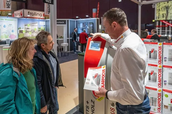Renate und Walter aus Graz-Umgebung sind gerade mitten im Beratungsgespräch. Die beiden interessieren sich für Pellets- und Holzheizungen.