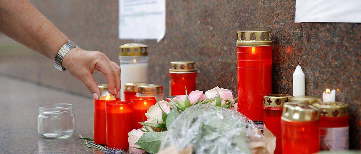 Kerzen und Blumen im Gedenken an die tote Ärztin
