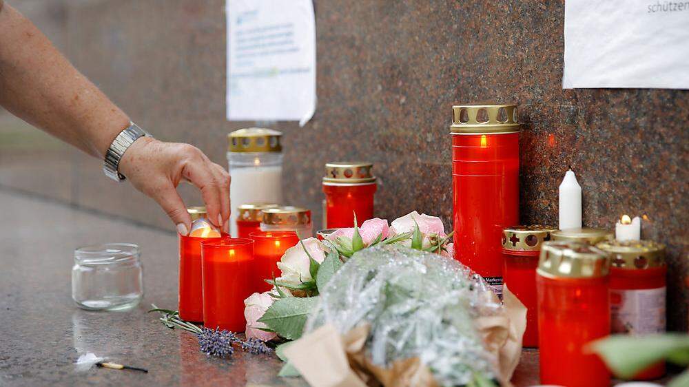 Kerzen und Blumen im Gedenken an die tote Ärztin