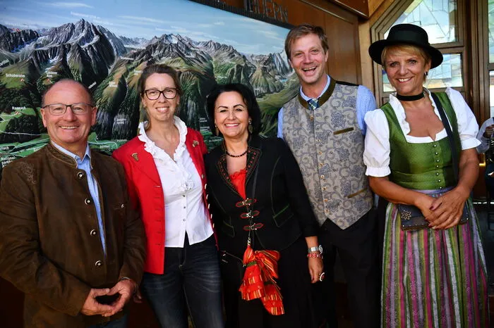 Nationalparkdirektor Peter Rupitsch, Bezirkshauptmann-Stellvertreterin Carmen Oberlerchner, Maria Tronigger (Geschäftsleiterin der Raiffeisenbank Oberes Mölltal), Tourismusobmann Martin Lackner und ORF-Landesdirektorin Karin Bernhard.
