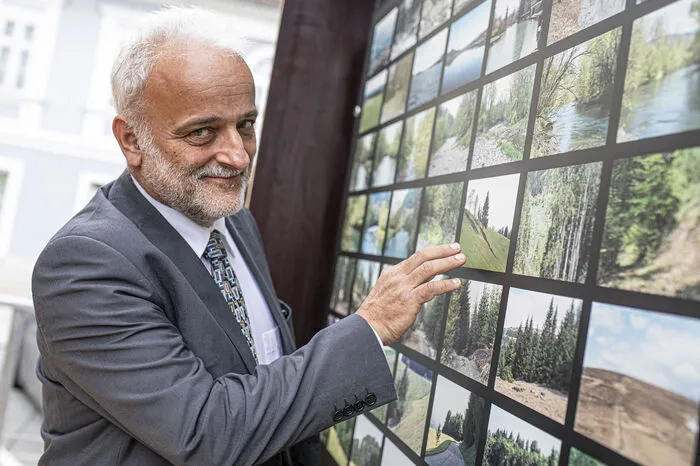 Denn nicht nur die Ausstellung selbst ist beweglich, sondern auch die einzelnen Schautafeln und zwei hohe Pavillons sind auf Schienen und können so die Besucher auf der Plattform begleiten. Im Bild: Christian Wieser, Chef des Landesmuseums