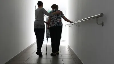 Mitarbeiter in der Pflege sind ohnehin enorm gefordert. In manchen Einrichtungen wird das noch erschwert, indem Rechte der Dienstnehmer missachtet werden (Symbolfoto)