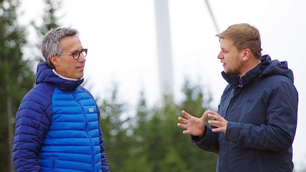 Bauernbund-Präsident Georg Strasser (l.) mit Michael Hainzl im Windpark Hochpürschtling