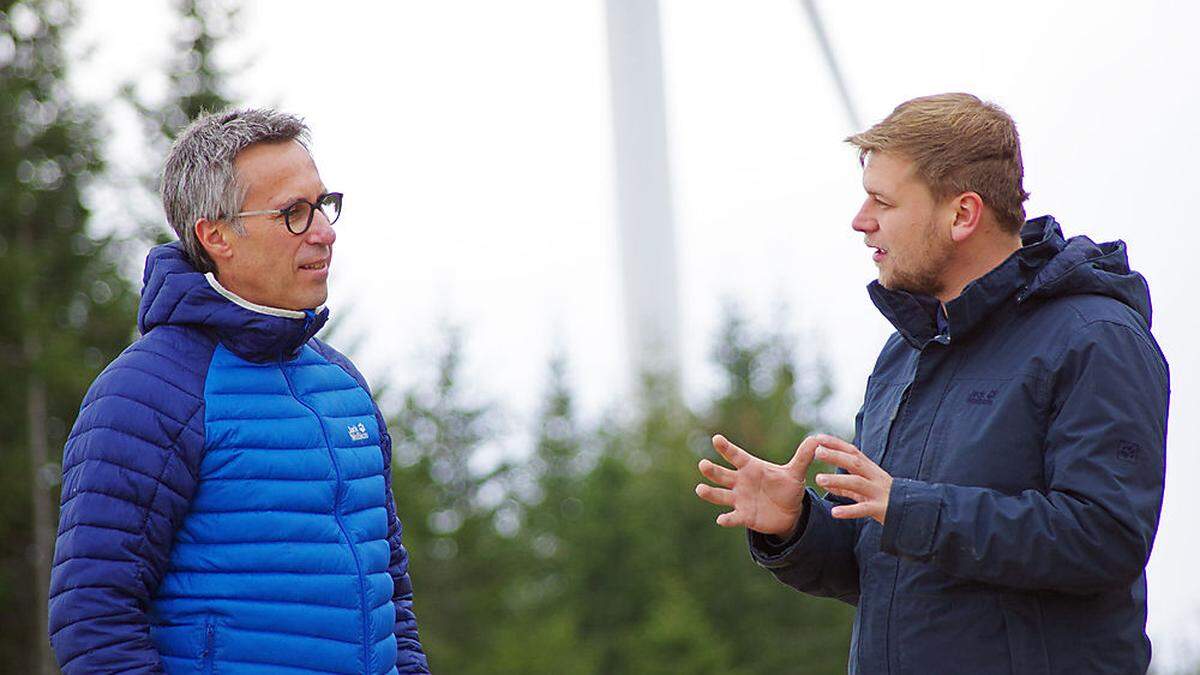 Bauernbund-Präsident Georg Strasser (l.) mit Michael Hainzl im Windpark Hochpürschtling