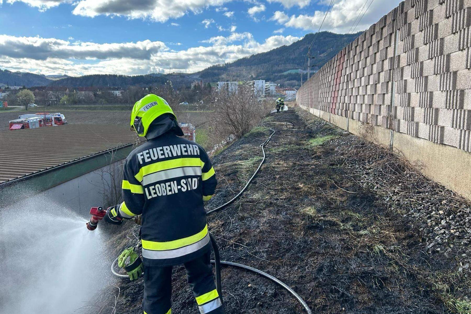 Brandursache unklar: Bereich um Bahngleise in Leoben-Lerchenfeld geriet in Flammen