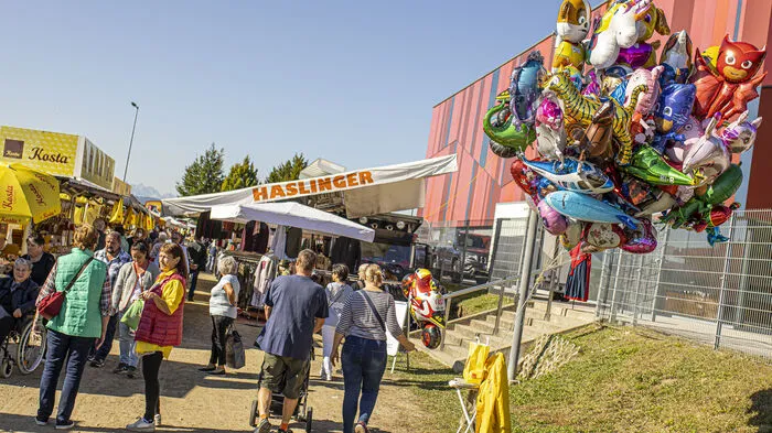 Schon am ersten Tag zog es viele Besucher zum "Herbstmarkt der Krämer"