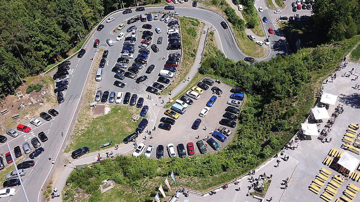 Am Fuße des Pyramidenkogel-Turms sollen 20 neue Parkplätze geschaffen werden