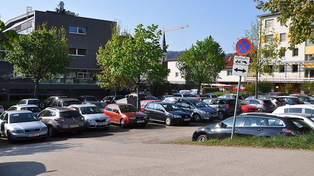 Auf diesem Parkplatz neben dem Ärztezentrum wird das neue AMS gebaut – mit Parkhaus und 27 Wohnungen 