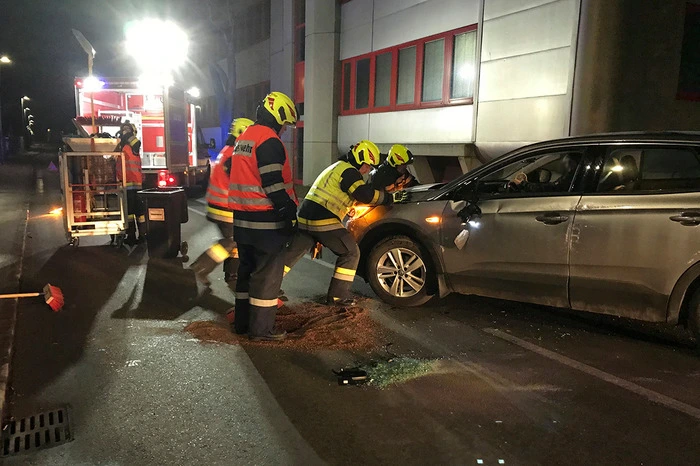 Sieben Einsatzkräfte der FF Lannach stellten das Auto wieder auf und reinigten die Fahrbahn.