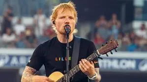 Ed Sheeran mit Gitarre auf der Konzertbühne  | Ed Sheeran verkaufte bisher über 150 Millionen Tonträger 