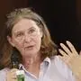 Bürgermeisterin Elke Kahr (KPÖ) während einer Wahldiskussion, Mikro in der Hand, mit der linken Hand gestikulierend, Brille im Haar