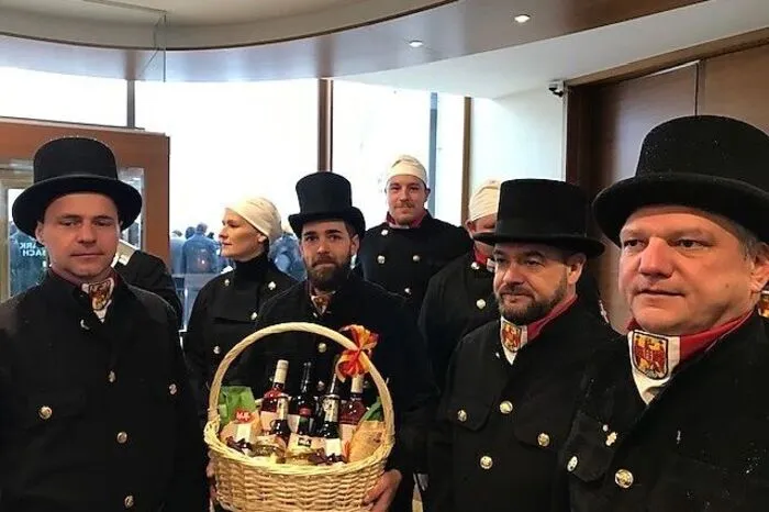 Rauchfangkehrer aus dem Burgenland wünschten den Politikern viel Glück.