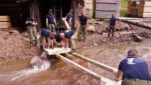 Der Katastropenzug baute eine Behelfsbrücken beim Sägewerk Zausinger 