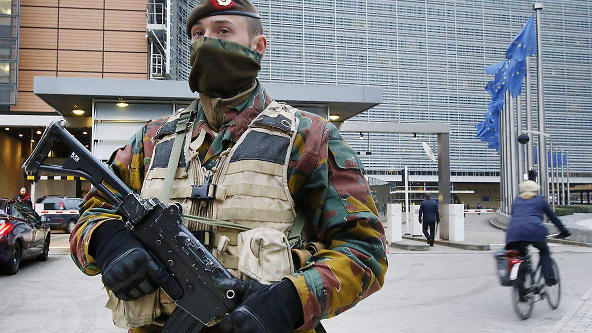 Belgischer Polizist vor dem Gebäude der EU-Kommission in Brüssel: Nach wie vor gilt in Brüssel und Paris die höchste Terroralarmstufe, die Exekutive gehört zum Straßenbild und ist gleichzeitig selbst mögliche Ziel von Anschlägen