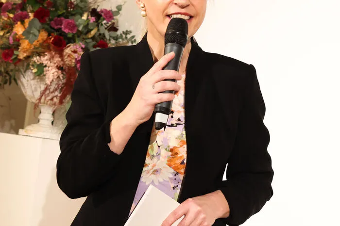 Moderatorin Martina Klementin führte durch den stimmungsvollen Abend. Leserinnen und Leser der Kleinen Zeitung hatten im Vorfeld ihre Favoritinnen und Favoriten für die "Köpfe des Jahres" nominiert, danach gab es eine Online-Abstimmung. Das Ergebnis wurde am Dienstagabend präsentiert.