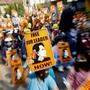 Die Demonstranten fordern immer vehementer Suu Kyis Freilassung, die Junta erhebt immer absurdere Vorwürfe 