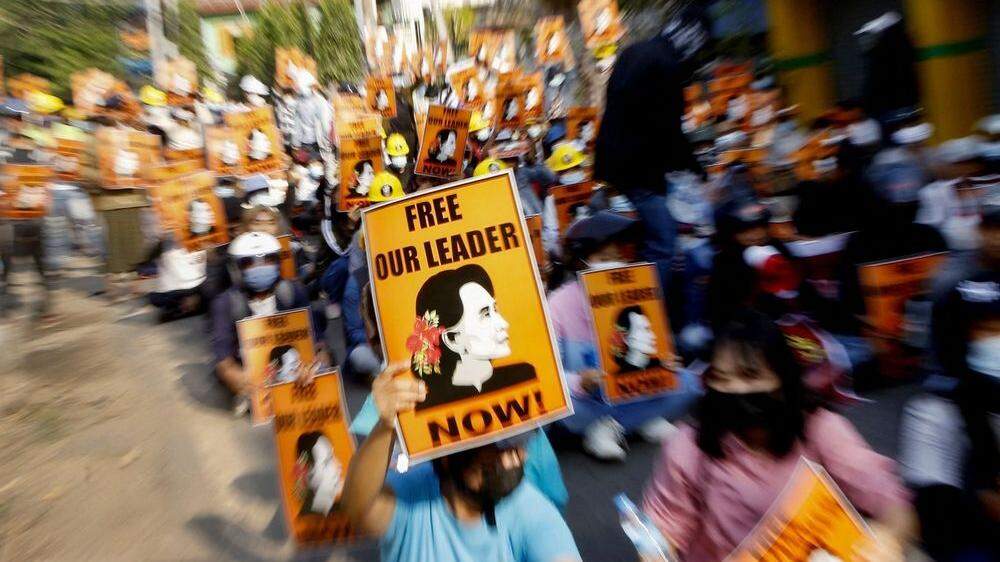 Die Demonstranten fordern immer vehementer Suu Kyis Freilassung, die Junta erhebt immer absurdere Vorwürfe 