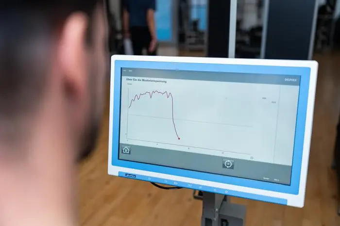 Die Maschine zur Kräftigung des Beckenbodens A5 misst computergestützt während des Trainings die Aktivität der Muskeln auf einem Bildschirm – das macht das Beckenbodentraining einfach und wirkungsvoll