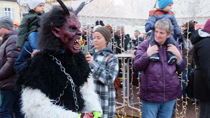 Am vergangenen Samstag schaute auch in Gleisdorf der Nikolaus, samt Krampus und Percht vorbei.