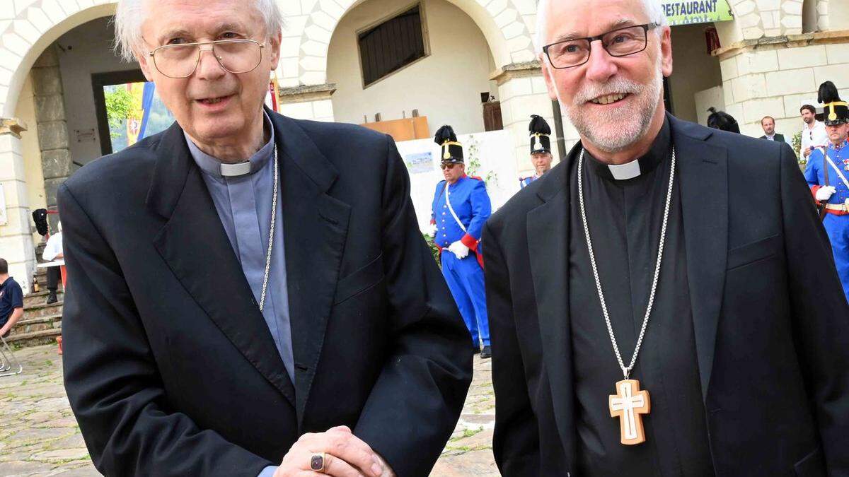 Bischof Josef Marektz und Diözesanbischofs Egon Kapellari (links) auf der Straßburg 