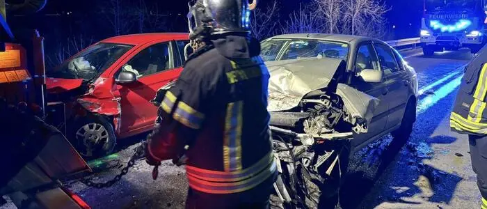 Zwei junge Männer wurden beim Unfall verletzt, ihre Fahrzeuge schwer beschädigt