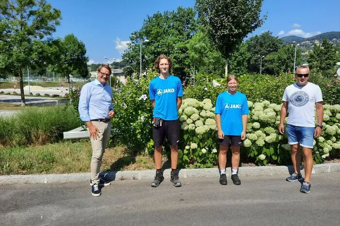 Hartbergs Bürgermeister Marcus Martschitsch stattet Alexander Gruber, Samantha Hofmann und Franz Kneissl, Leiter Hartberg Services Bauhof, einen Besuch ab