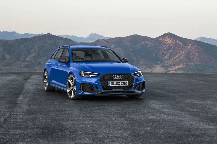 Massive Lufteinlässe mit RS-typischer Wabenstruktur sowie der breite und flache Singleframe-Grill prägen die Front des neuen Audi RS 4 Avant. Die Radhäuser sind um 30 Millimeter verbreitert, das Fahrwerk liegt um 4 Millimeter tiefer, am Heck bilden der RS-spezifische Diffusoreinsatz, ovale Endrohre und der Dachkantenspoiler einen markanten Abschluss.