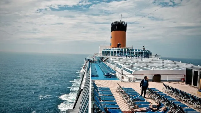 Kreuzfahrtschiffe gibt es in den unterschiedlichsten Varianten. Die Costa Favolosa, zum Beispiel, bietet auf einer Länge von 290 Metern und einer Breite von 35,5 Metern diverse Pools, Wellness- und Sportanlagen.