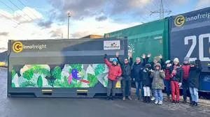 Die Künstler vom Pius-Institut winken den bemalten Innofreight-Container bei der offiziellen Präsentation am Terminal St. Michael in die Welt hinaus