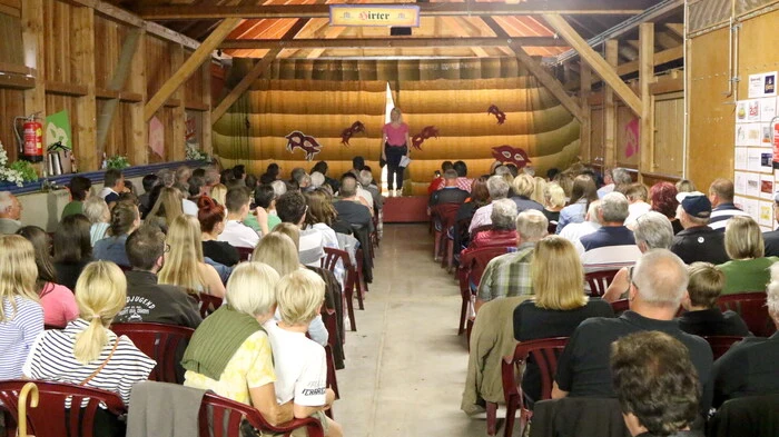 Da bleibt im Saale kein Auge trocken. Wenn die Mitglieder der Theatergruppe Zeltschach zur Theateraufführung laden, dann ist das so der Fall. 