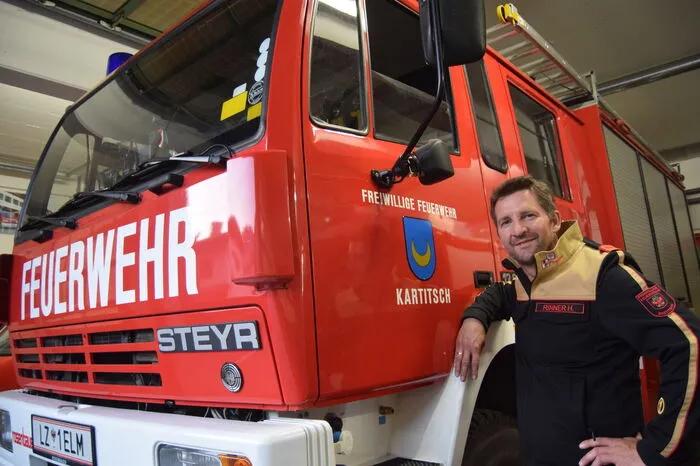 Hannes Rinner (43) ist Kommandant der Feuerwehr in Kartitsch. Der dienstälteste Kommandant im Oberland fand vor 25 Jahren den Weg zur Wehr.