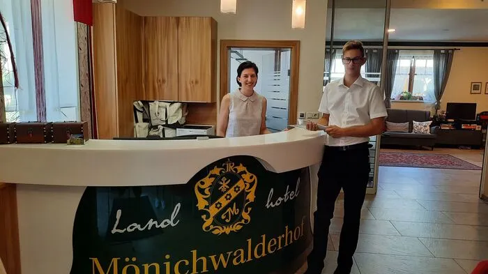 Mönichwalderhof-Chefin Hanna Konrath und Service-Praktikant Pascal Saurer
