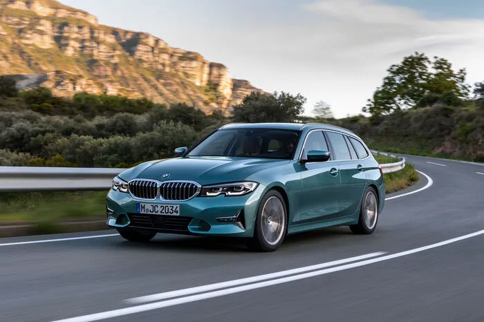 Dieselseitig sind ebenfalls zwei Vierzylinder im Programm: 150 PS gibt’s im 318d und 190 PS im 320d. Ganz oben rangiert der 265 PS starke Reihensechszylinder im 330d xDrive, der mit Allrad kombiniert ist.