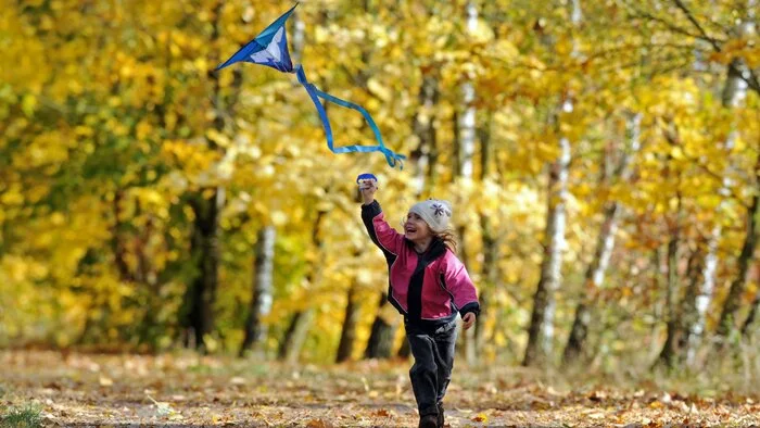 Der Drachen ist die charmanteste Form der Billigfluglinie. Der Herbst bietet mit seinen Stürmen die optimale Ausgangslage. Drachen steigen ist weit mehr als eine kurzweilige Freizeitbeschäftigung für Kinder, sondern auch ein Lehrstück in Physik (eine späte Möglichkeit der Versöhnung) und eine gute Schulungin Sachen Geduld: Erkenne den richtigen Moment!