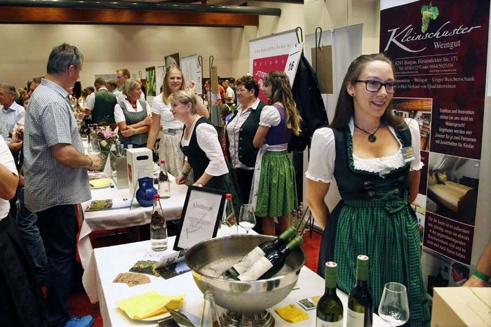 ...luden namhafte Winzer der sieben Weinbauvereine zur Südoststeirischen Weinkost ins Impulsquartier Loipersdorf.
