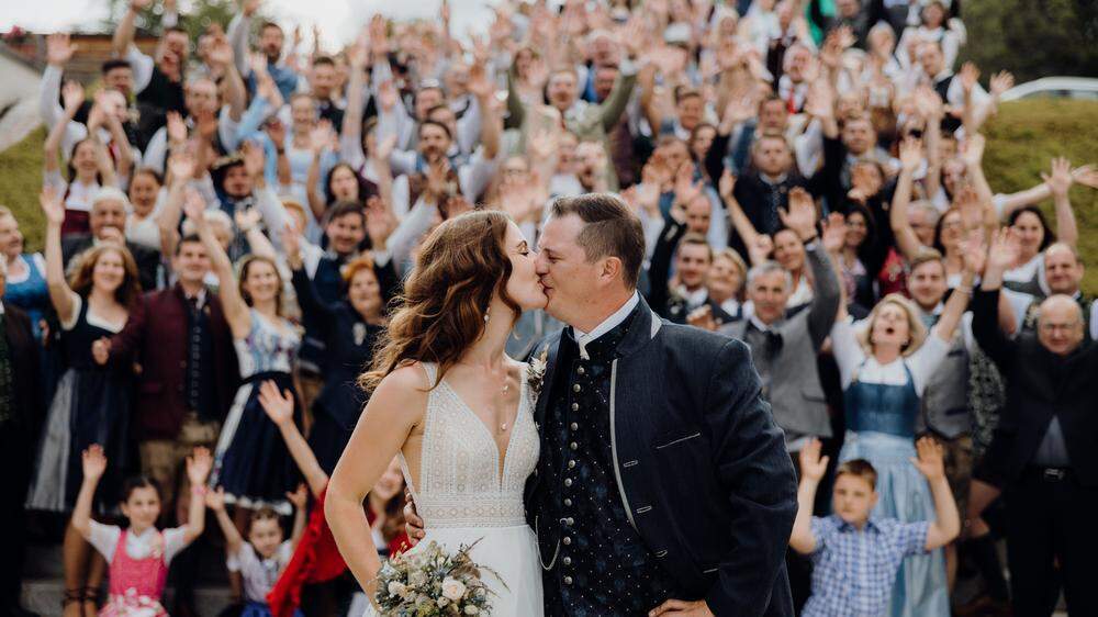 Carina Wietinger und Philipp Ratheiser küssten sich vor mehr als 200 Hochzeitsgästen