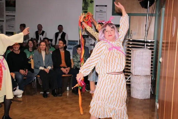 Im vollbesetzten Kultursaal präsentierten die „Rabtaldirndln“ das Stück „Hormone Singers – Heiraten mit den Rabtaldirndln“ und sorgten für Lachfalten bei den Zuschauern.
