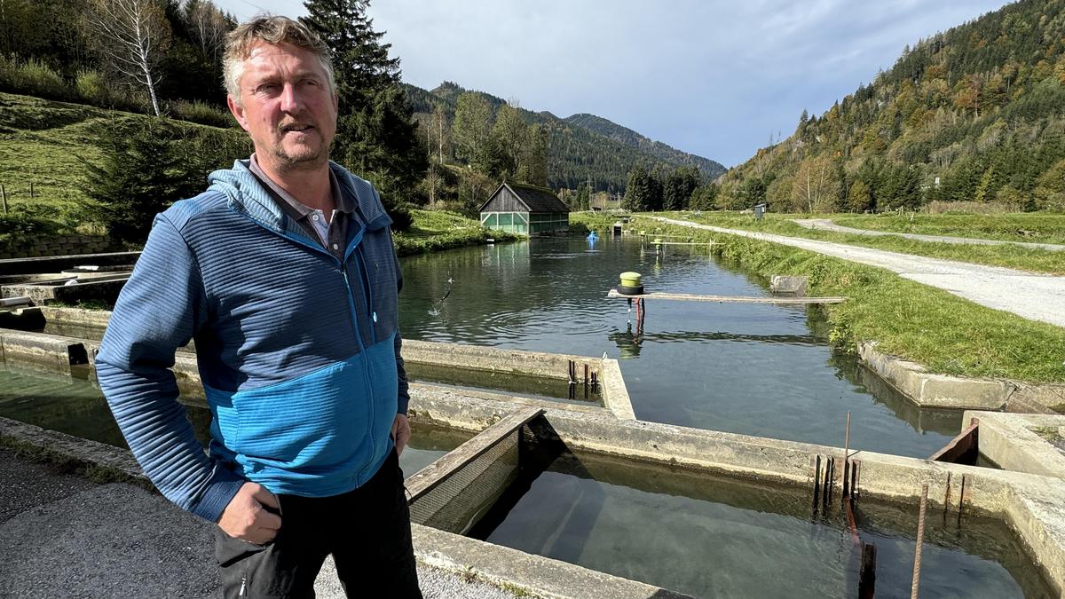 Hannes Igler vor den sanierten Teichen