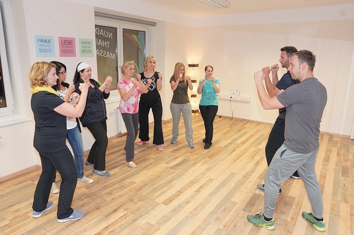 Martina Pirker, Annemarie Laber, Birgit Teubl, Eva-Maria Holzfeind, Nadja Possegger sowie Elisabeth und Christina Wegscheider mit den Trainern Wolfgang Kuschmann und Marc Kuttnigg.