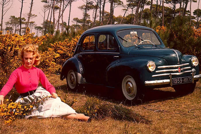 1946: Obwohl das Renault-Werk unter Führung der Nazis stand, entwickleten Fernand Picard und Charles-Edmond ohne Wissen von Louis Renault schon am 4CV vulgo "Cremeschnittchen". So wurde der kleine Hoffnungsträger bereits 1946 auf dem Autosalon in Paris präsentiert. Die Nachfrage war so groß, dass schon 1947 die Lieferfrist über ein Jahr betrug. geheim